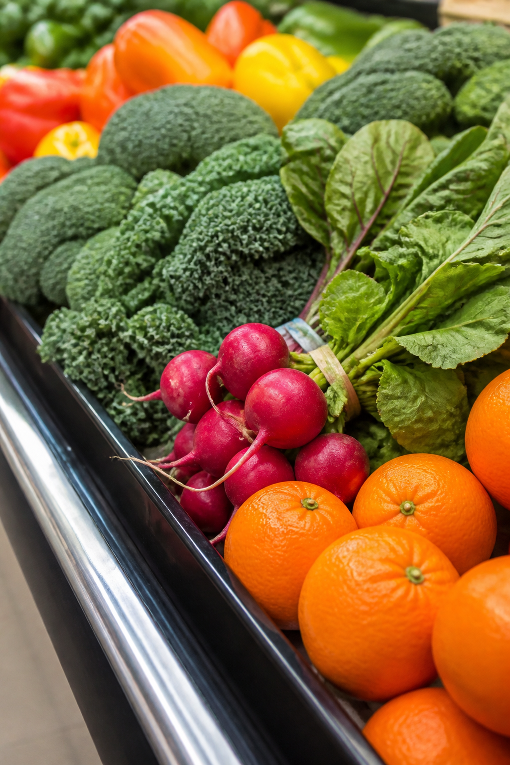 Closeup of fresh produce on a perimeters-first grocery cart shelf